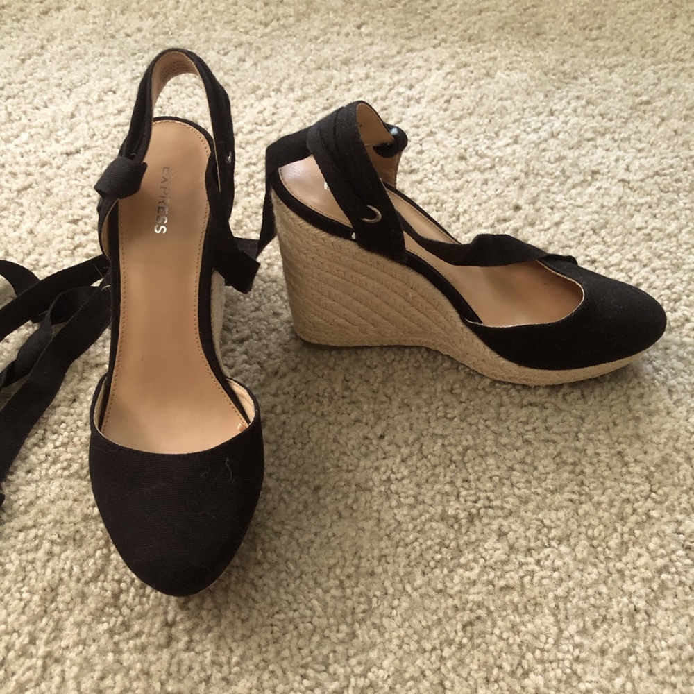 Black wrap wedges